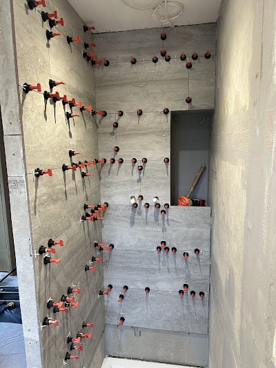 Large-format tiles set on a levelling system